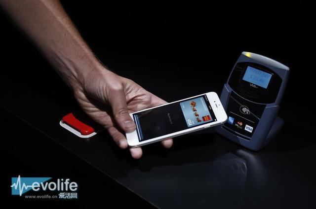 　　蘋果ApplePay業(yè)務(wù)雖然在美國(guó)地區(qū)開(kāi)展已經(jīng)有一段時(shí)間了，不過(guò)目前有消息表明，美國(guó)人民對(duì)其并不買賬，根據(jù)市場(chǎng)調(diào)研機(jī)構(gòu)AiteGroup公布的數(shù)據(jù)顯示，ApplePay目前僅占美國(guó)所有零售交易量的1%，這一數(shù)據(jù)和蘋果官方聲稱的&ldquo;勢(shì)頭極為強(qiáng)勁&rdquo;有較大的差距。  　　占有率僅為1%ApplePay要靠入駐星巴克和肯德基挽回?cái)【郑? 　　ApplePay的推廣受阻與零售店普及有密不可分的關(guān)系，礙于對(duì)于新技術(shù)的抵觸和成本考慮，零售商對(duì)于更新刷卡中端始終抱有抵觸情緒，蘋果并不是第一個(gè)在移動(dòng)支付領(lǐng)域受挫的科技巨頭，早在2013年谷歌就推出了同樣基于NFC技術(shù)的GoogleWallet業(yè)務(wù)，但時(shí)至今日其在移動(dòng)支付的影響力仍然處于幾乎忽略不計(jì)的狀態(tài)，而三星自家的SamsungPay無(wú)疑也遭遇了這樣的窘境。  　　占有率僅為1%ApplePay要靠入駐星巴克和肯德基挽回?cái)【郑? 　　不過(guò)蘋果自然也不會(huì)對(duì)這樣的局面不為所動(dòng)，今天就有報(bào)道稱，蘋果將在2016年完成于星巴克、肯德基和Chili&rsquo;s的合作，屆時(shí)全美各地的星巴克、肯德基門店將支持ApplePay支付，如果合作順利，相信對(duì)于提升ApplePay的占有率肯定有所幫助，畢竟目前移動(dòng)支付已經(jīng)達(dá)到了星巴克門店交易總額的20%。