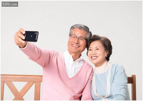 老人手機(jī)也要拍照好
