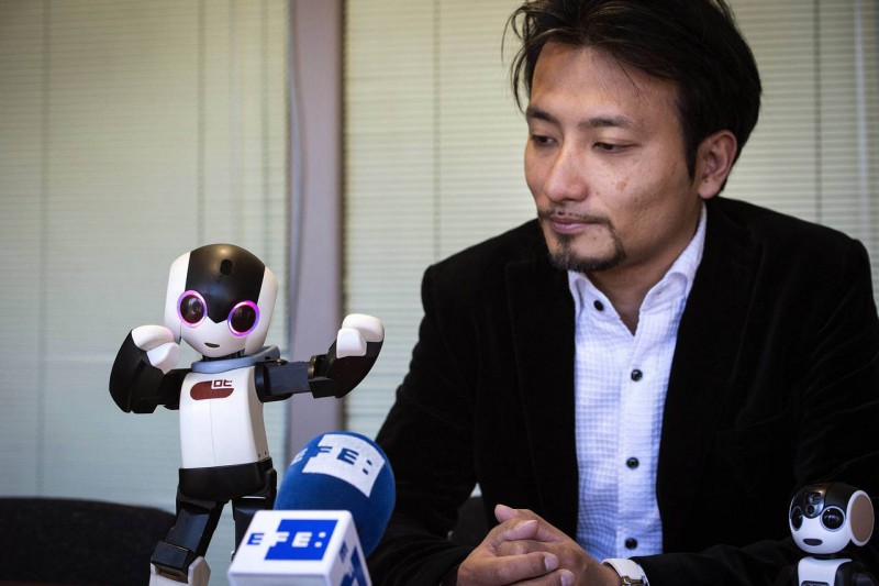 夏普擬5月26日發(fā)售機器人手機 揭示未來手機模樣