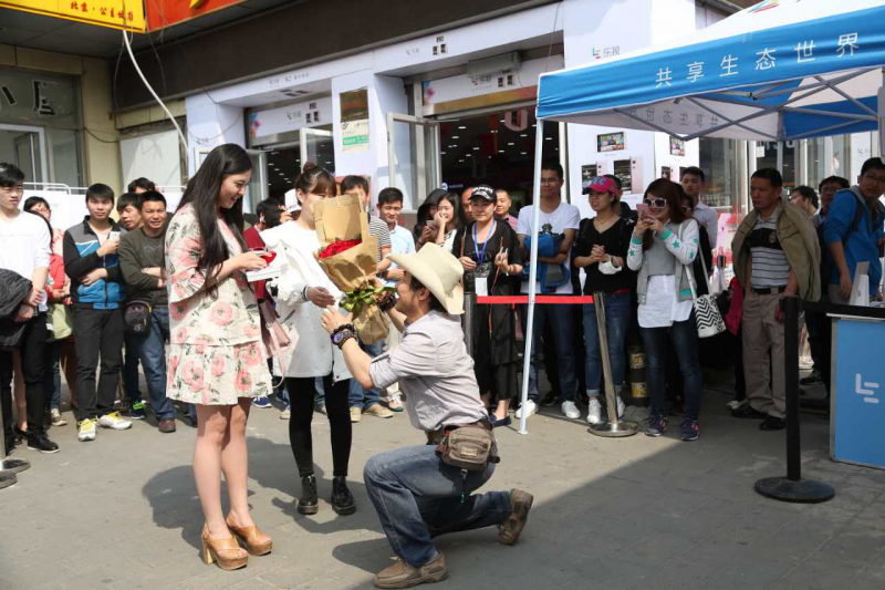 樂視二代手機千城萬店現(xiàn)貨首銷 樂迷風雨無阻掀搶購熱潮