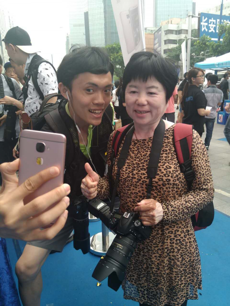 樂視二代手機千城萬店現(xiàn)貨首銷 樂迷風雨無阻掀搶購熱潮