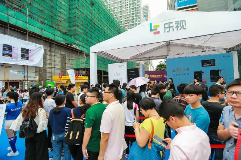 樂視二代手機千城萬店現(xiàn)貨首銷 樂迷風雨無阻掀搶購熱潮