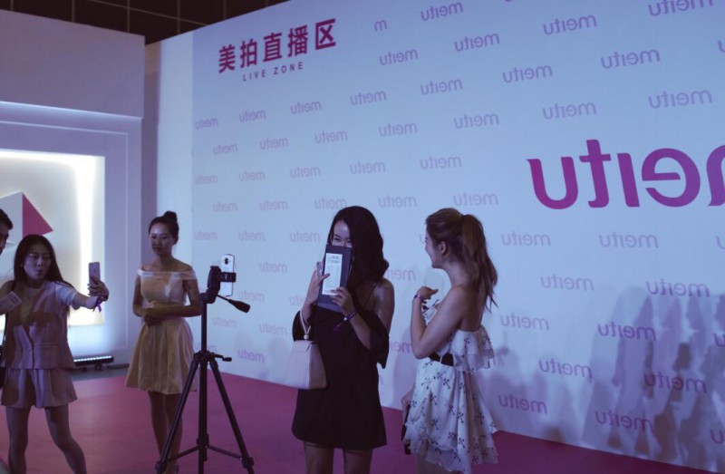 我在美圖手機的發(fā)布會走了一圈，發(fā)現(xiàn)網(wǎng)紅臉都只是屏幕中的幻象