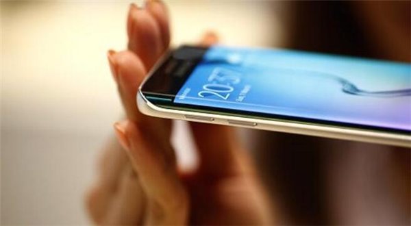 一塊曲面屏的兩巨頭&ldquo;鄉(xiāng)愁&rdquo;：三星在這頭，蘋(píng)果在那頭