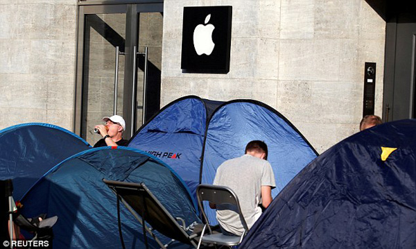 iPhone7賣瘋了！德國(guó)&ldquo;果粉&rdquo;提前5天扎帳篷排隊(duì)
