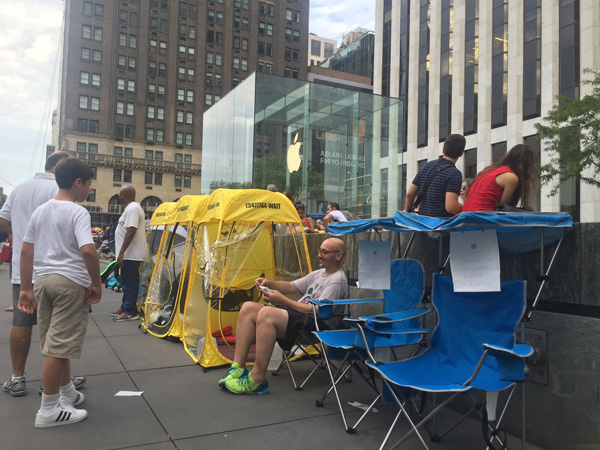 iPhone7賣瘋了！德國(guó)&ldquo;果粉&rdquo;提前5天扎帳篷排隊(duì)