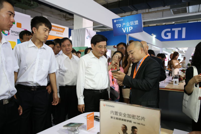 工業(yè)和信息化部部長(zhǎng)苗圩稱贊金立M6硬件安全加密功能