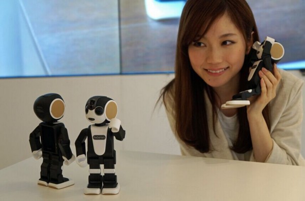 夏普面向企業(yè)推銷機(jī)器人型手機(jī) 新增接待功能