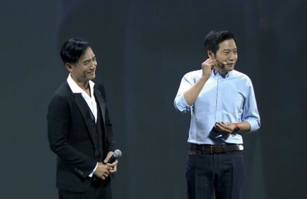 梁朝偉現(xiàn)身小米Note 2發(fā)布會(huì):手持新機(jī)與雷軍合照