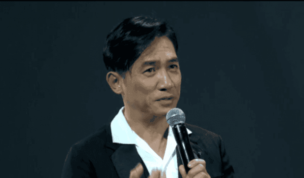 梁朝偉現(xiàn)身小米Note 2發(fā)布會(huì):手持新機(jī)與雷軍合照