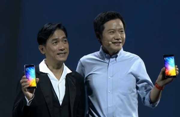 梁朝偉現(xiàn)身小米Note 2發(fā)布會(huì):手持新機(jī)與雷軍合照