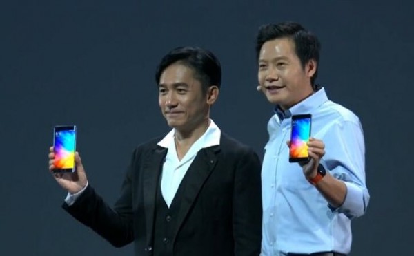 梁朝偉現(xiàn)身小米Note 2發(fā)布會(huì):手持新機(jī)與雷軍合照