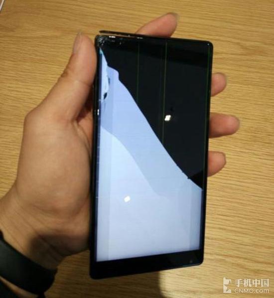 小米MIX全球首碎誕生：真的給手殘黨跪了！
