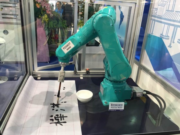 iPhone工廠真要遷美？機(jī)器人組裝或是首選