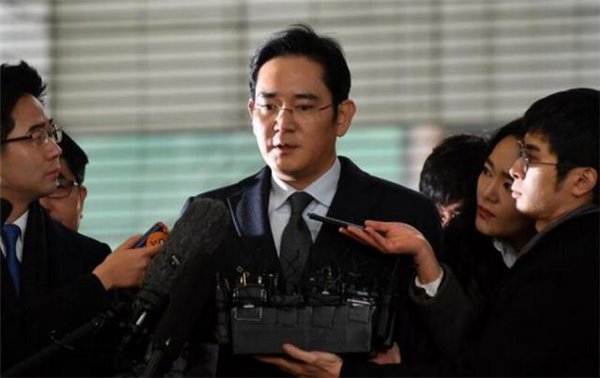 李在镕被調(diào)查15小時(shí)，特檢組考慮批捕更多三星高管