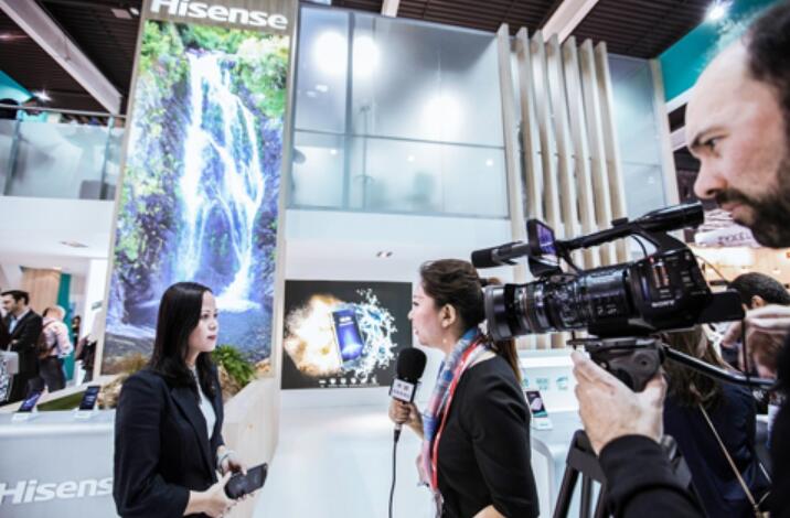  海信雙屏手機(jī)A2亮相MWC2017