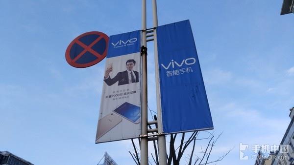 暗訪線下手機(jī)賣場(chǎng) 被促銷員神論驚呆了