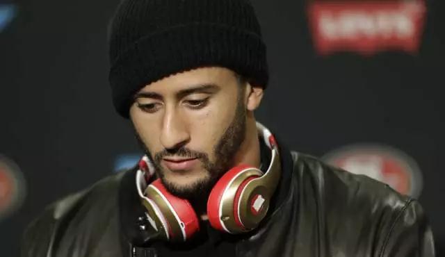 遭郭臺銘驅(qū)逐，搞定雷軍，和周杰倫組CP，他再定義耳機(jī)