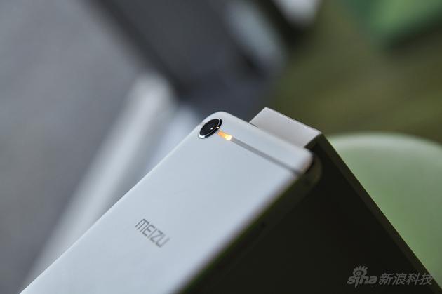 魅藍(lán)E2正式發(fā)布：魅族選擇&ldquo;刪去&rdquo;的是那枚閃光燈