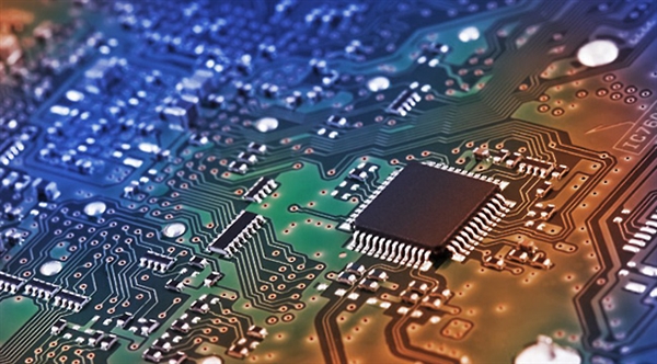 　　國(guó)產(chǎn)手機(jī)勢(shì)頭越來(lái)越強(qiáng)勁，把三星和蘋(píng)果虐的夠嗆（主要是指國(guó)內(nèi)市場(chǎng)份額），但繁榮背后是對(duì)核心產(chǎn)業(yè)鏈控制的缺失，就比如閃存芯片，這基本上被韓國(guó)廠商壟斷了。  　　為了讓國(guó)產(chǎn)閃存有更好的發(fā)展，不少公司都在努力。挖來(lái)臺(tái)灣DRAM教父高啟全后，紫光旗下的長(zhǎng)江存儲(chǔ)開(kāi)始全速狂飆。  　　近日，高啟全接受媒體采訪時(shí)表示，長(zhǎng)江存儲(chǔ)將在2019年開(kāi)始量產(chǎn)64層堆棧的3D NAND閃存，這個(gè)消息無(wú)疑讓人振奮，而在今年他們還將出樣32層NAND閃存。  　　對(duì)于目前行業(yè)的現(xiàn)狀，高啟全強(qiáng)調(diào)國(guó)內(nèi)公司應(yīng)該臺(tái)灣公司在存儲(chǔ)芯片上應(yīng)該合作，因?yàn)榇蠹业淖畲蟾?jìng)爭(zhēng)對(duì)手是韓國(guó)公司。  　　如果一切進(jìn)展順利，長(zhǎng)江存儲(chǔ)2019年開(kāi)始量產(chǎn)64層堆棧的3D NAND閃存，而他們與三星等大廠的差距就縮短在2年以?xún)?nèi)，后者將在今年內(nèi)全面開(kāi)始量產(chǎn)64層堆棧閃存。  　　據(jù)市場(chǎng)調(diào)查機(jī)構(gòu)DRAMeXchange周五發(fā)布的調(diào)查報(bào)告，預(yù)計(jì)到今年第三季度，三星電子、SK海力士等韓國(guó)廠商的3D NAND閃存的市場(chǎng)份額，在全球NAND閃存市場(chǎng)中占比將超過(guò)50%  　　打破韓國(guó)壟斷：紫光2019年要量產(chǎn)64層NANAD閃存  　　長(zhǎng)江存儲(chǔ)目前正在增強(qiáng)公司的專(zhuān)利池，吸收人才加盟的同時(shí)，高啟全強(qiáng)調(diào)，絕不會(huì)允許員工竊取前公司的商業(yè)機(jī)密。