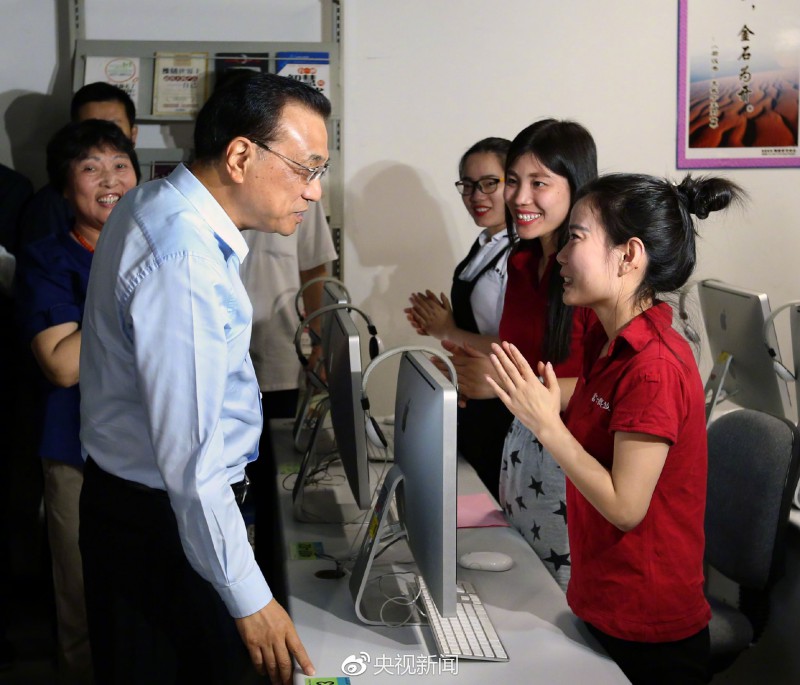 李克強(qiáng)考察鄭州富士康科技園 與郭臺銘駐足交談