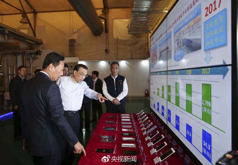 李克強(qiáng)考察鄭州富士康科技園 與郭臺銘駐足交談