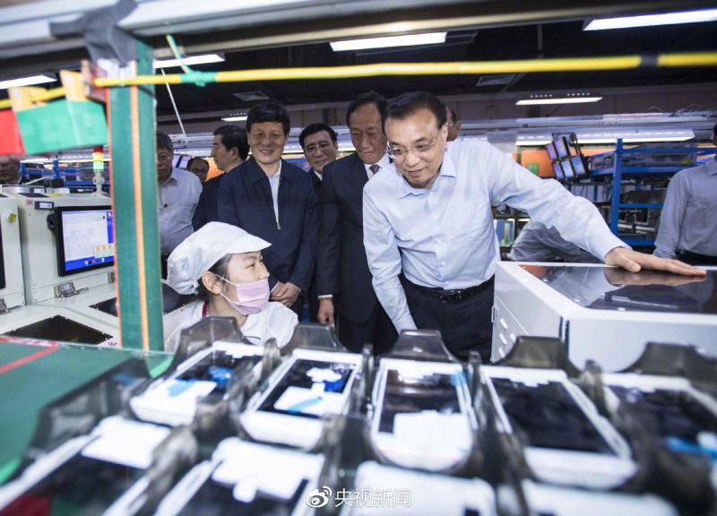 李克強(qiáng)考察鄭州富士康科技園 與郭臺銘駐足交談