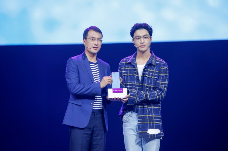 高顏值&ldquo;自拍神器&rdquo;HUAWEI nova 2發(fā)布