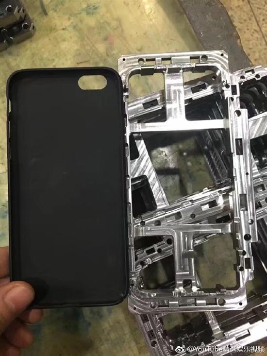 富士康工廠泄露iPhone 8“裸機”:又窄又短