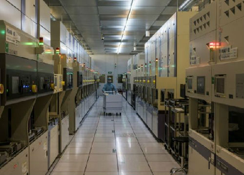 紫光集團(tuán)武漢工廠的微芯片生產(chǎn)線。