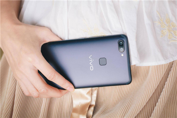vivo X20全面屏手機(jī)走向時(shí)尚前沿，攜手王子文出席巴黎時(shí)裝周