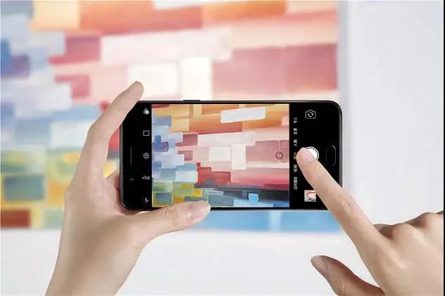 巴基斯坦日?qǐng)?bào)： 雙攝像頭拍照手機(jī)OPPO F3引領(lǐng)全國(guó)性新潮流