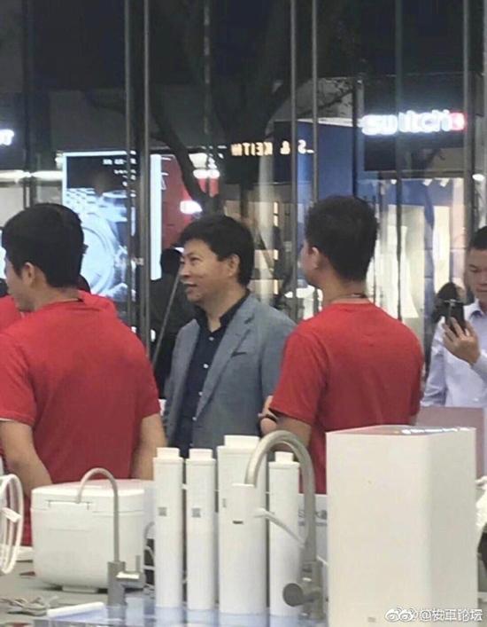 搞事情？華為余承東現(xiàn)身深圳小米之家旗艦店