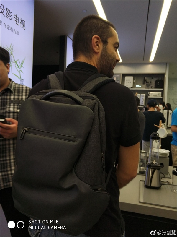 小米之家旗艦店現(xiàn)希臘鐵桿米粉 從頭到腳都是小米