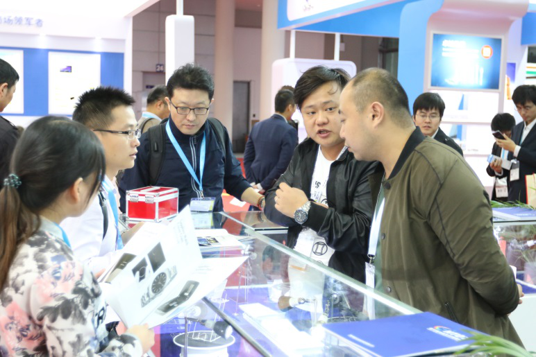 千家名企掘金百億市場(chǎng) | 2017深圳國(guó)際全觸與顯示展盛大開(kāi)幕