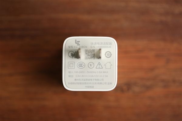樂視手機(jī)美版充電頭首曝:沒上市就淪落民間