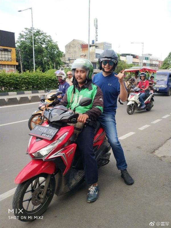 雷軍曬照：越南吃河粉，米粉送斗笠！網(wǎng)友直呼太接地氣了