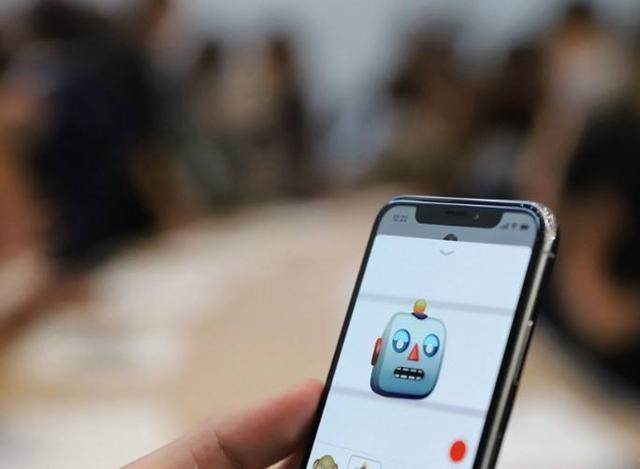 蘋(píng)果的&ldquo;丑額頭&rdquo;被華強(qiáng)北解決了！網(wǎng)友：趕緊注冊(cè)專(zhuān)利