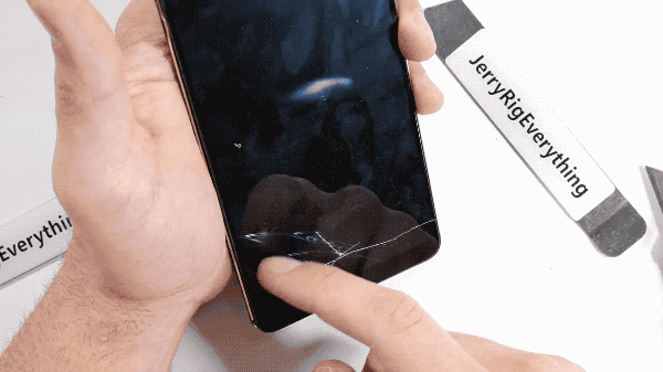 vivo X20Plus UD版暴力測(cè)試:屏下指紋無(wú)懼劃痕