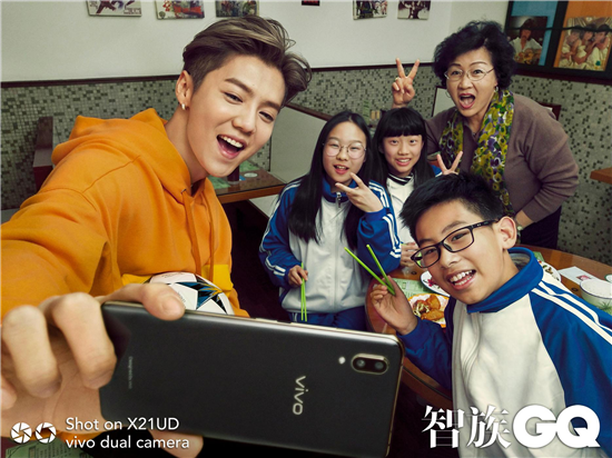 vivo特意打造了X21黑金定制禮盒慶生，粉絲狂歡