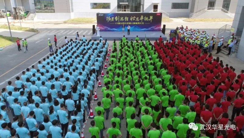 武漢華星光電t4首臺(tái)曝光機(jī)搬入