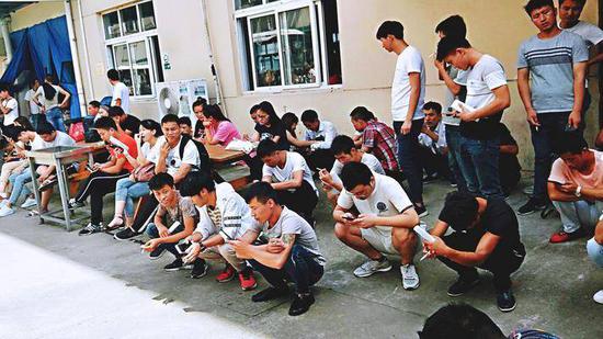 投資人臥底工廠調(diào)查藍(lán)領(lǐng)：他們真喜歡快手拼多多嗎