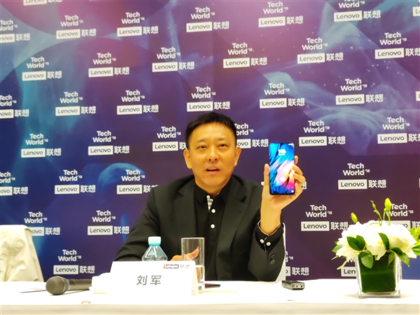 聯(lián)想滑蓋手機現(xiàn)身:屏占比近乎100% 或10月發(fā)布