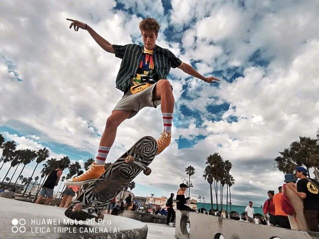 華為Mate20系列上手 “浴霸”鏡頭欲罷不能