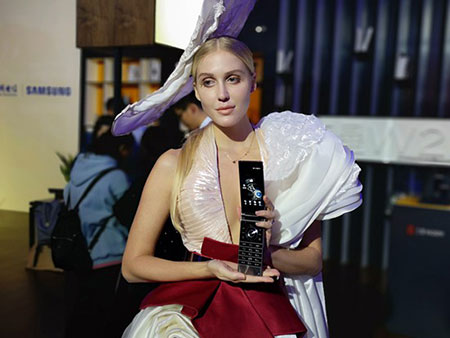 三星W2019翻蓋手機(jī)發(fā)布 主打高端商務(wù)人群