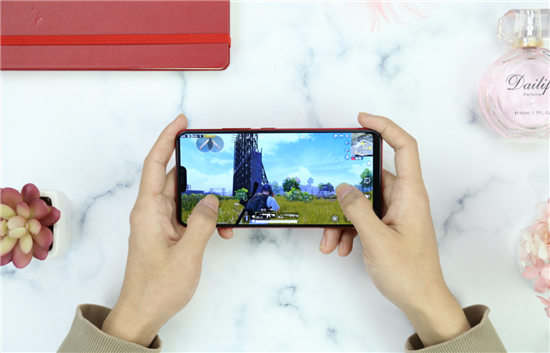 vivo Z1青春版上手體驗(yàn)：時(shí)尚外觀，旗艦實(shí)力