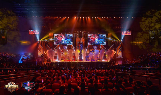 《人生飛馳》劇組開進KPL總決賽 主演尹正手持NEX雙屏版現(xiàn)場放大招