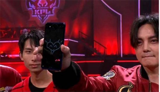 《人生飛馳》劇組開進KPL總決賽 主演尹正手持NEX雙屏版現(xiàn)場放大招