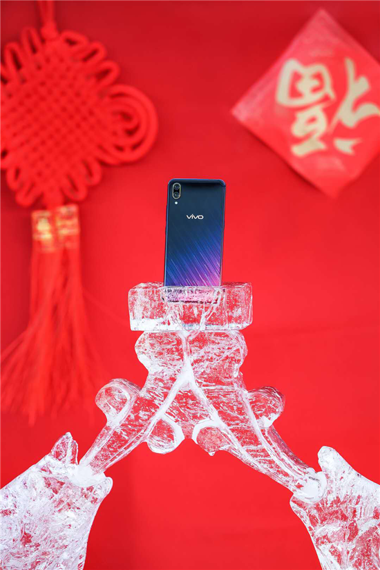 春節(jié)煥顏煥新機(jī) X23幻彩版新配色冰雕錦鯉送祝福