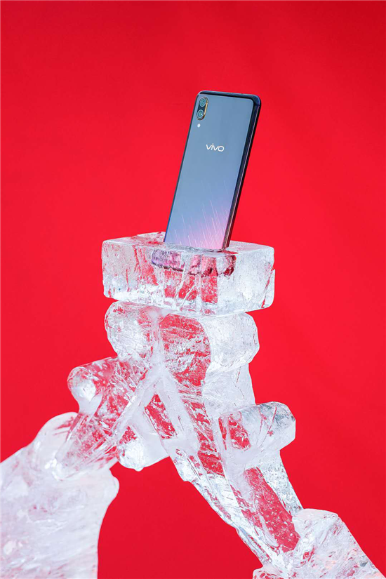 春節(jié)煥顏煥新機(jī) X23幻彩版新配色冰雕錦鯉送祝福